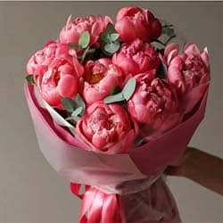 Букет из коралловых пионов